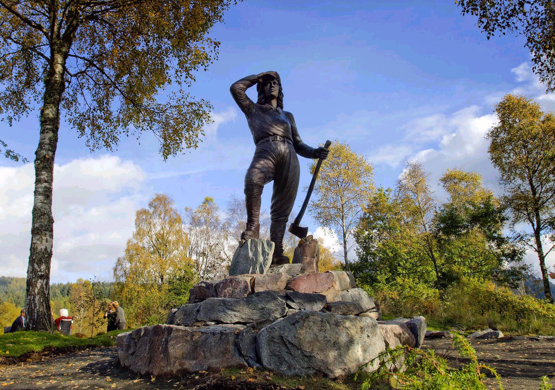 The women's timbers corps bronze statue in autumn